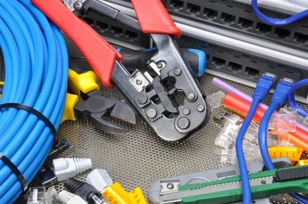 Câbles réseau et outils de sertissage