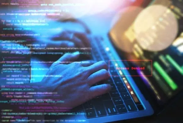 Code informatique à l'écran d'un ordinateur portable