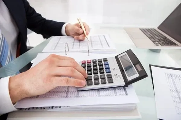 Saisie comptable avec une calculatrice
