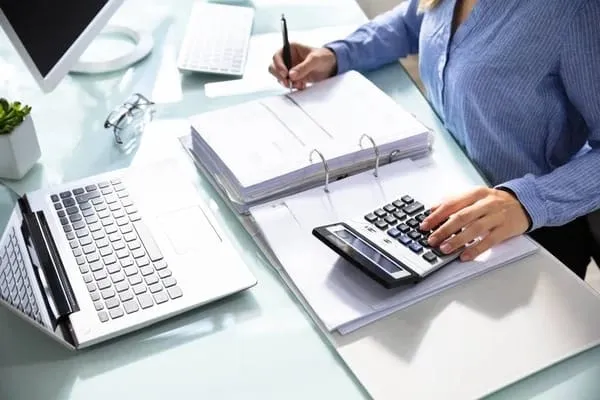 Classeur de pièces fiscales et calculatrice