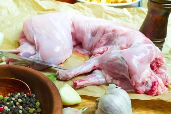 Lapin frais préparé, prêt à la vente