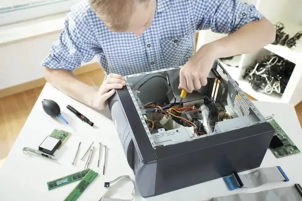 Technicien réparant l'unité centrale d'un ordinateur
